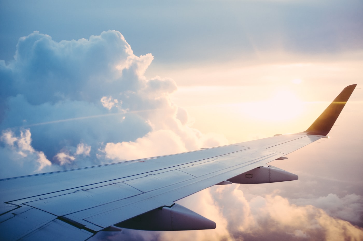 Flugzeug am Himmel – Flughafentransfer ab Jena