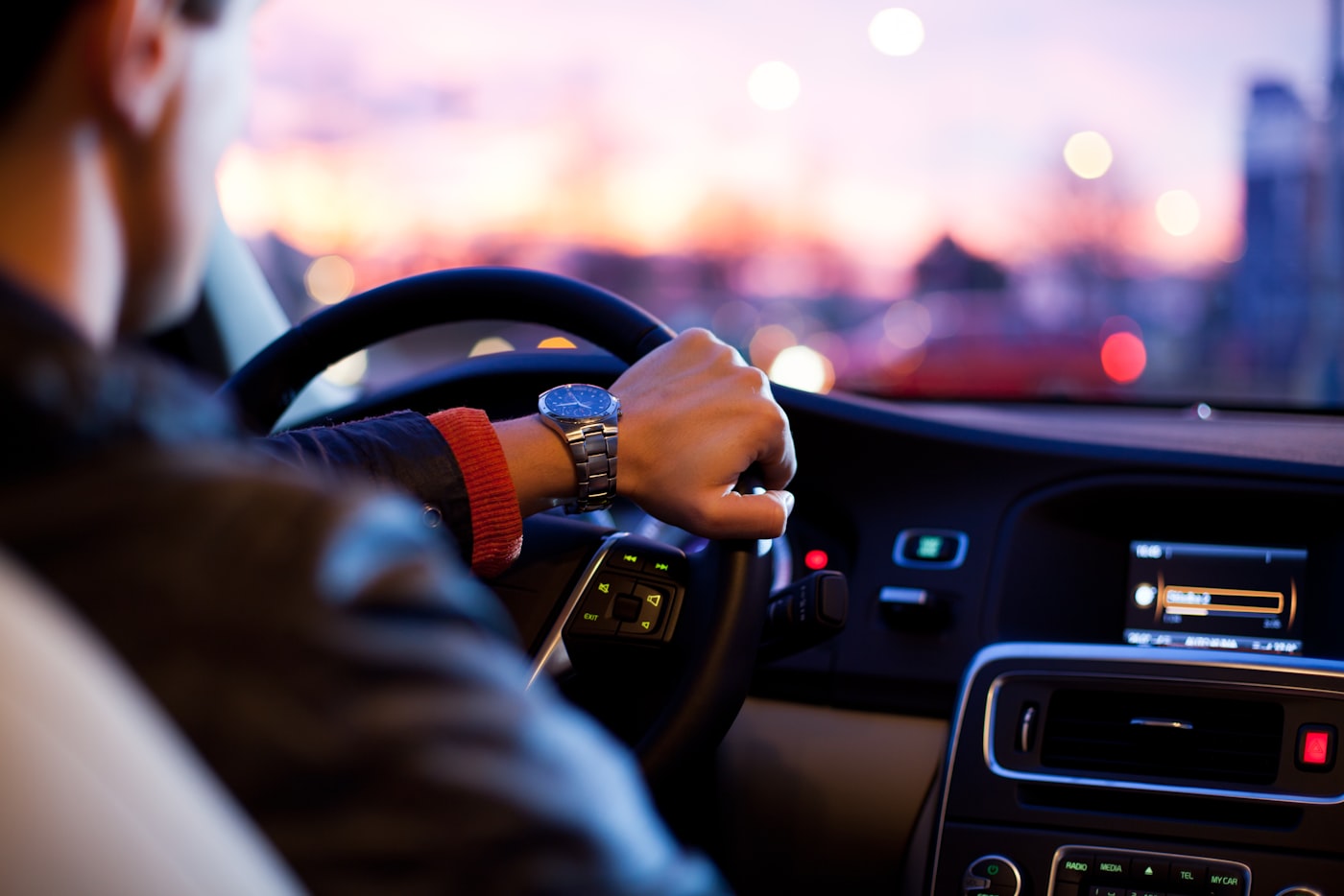Blick aus dem Taxi bei Dämmerung – Fahrt in Jena