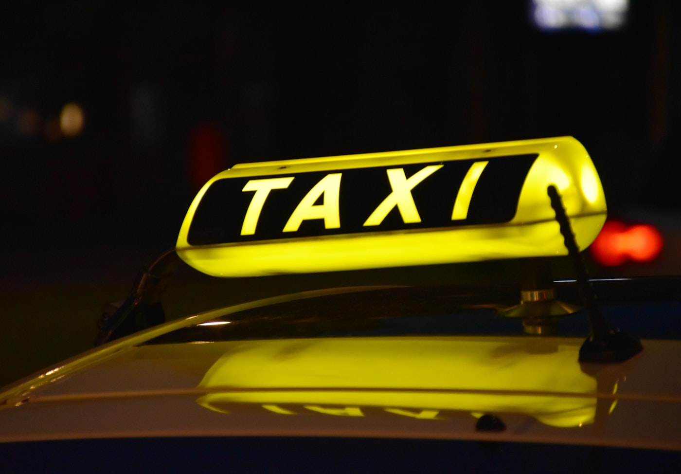 Taxi-Schild auf dem Autodach – Fahrt zum Bahnhof Jena